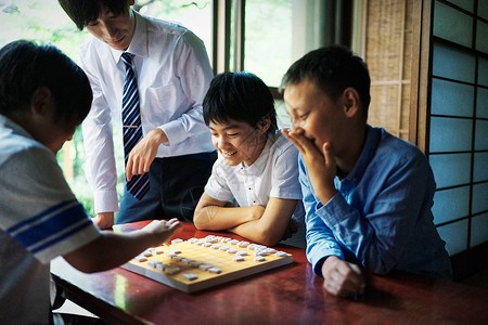 日本将棋棋子教棋盘游戏比赛一个学习将棋的男孩图片