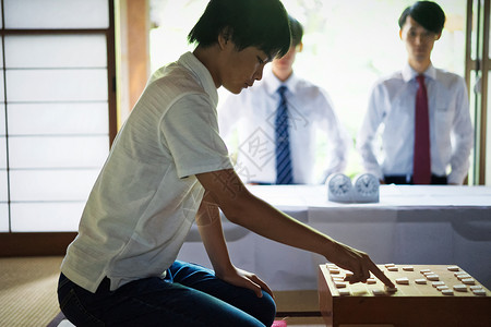 比赛人物将棋棋子指向shogi的男孩图片