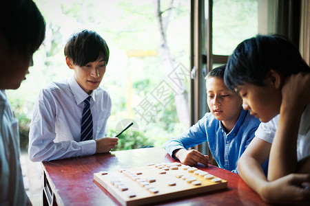 室内指导孩子下棋的老师图片