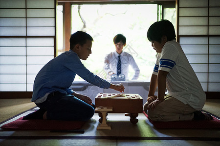 房屋里对弈棋子的小朋友图片