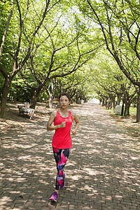 户外跑步运动的女性图片