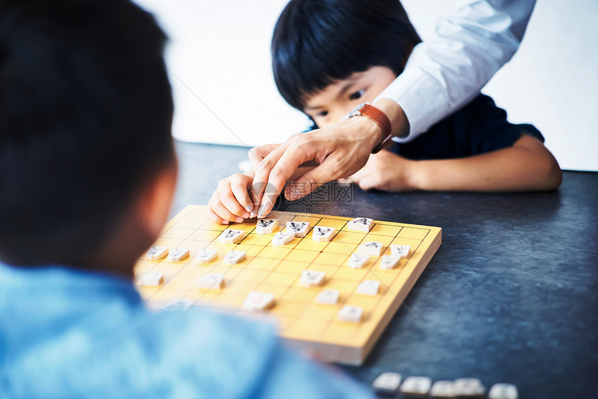 学习下棋的小男孩图片