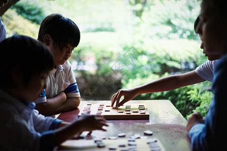 下棋对弈的孩子们图片