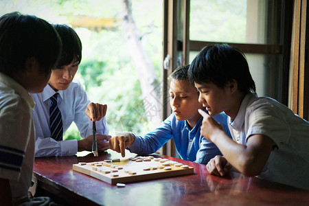 指导学生下棋的老师图片