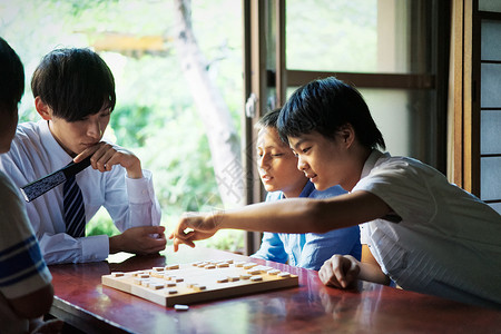 看着棋盘下棋的老师图片