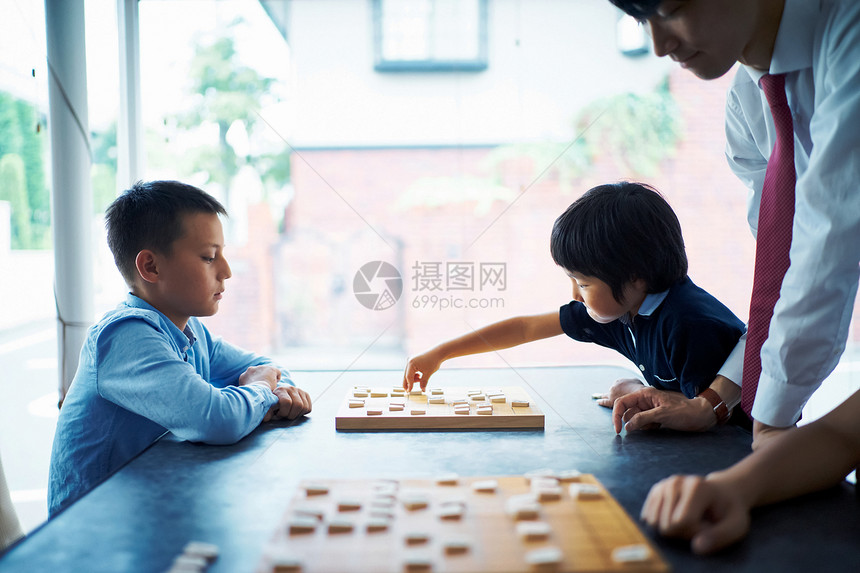 下棋竞赛的孩子们图片