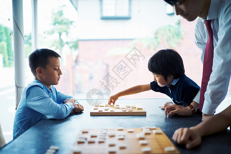 下棋竞赛的孩子们图片