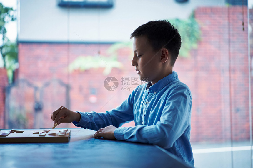 下棋的小男孩图片