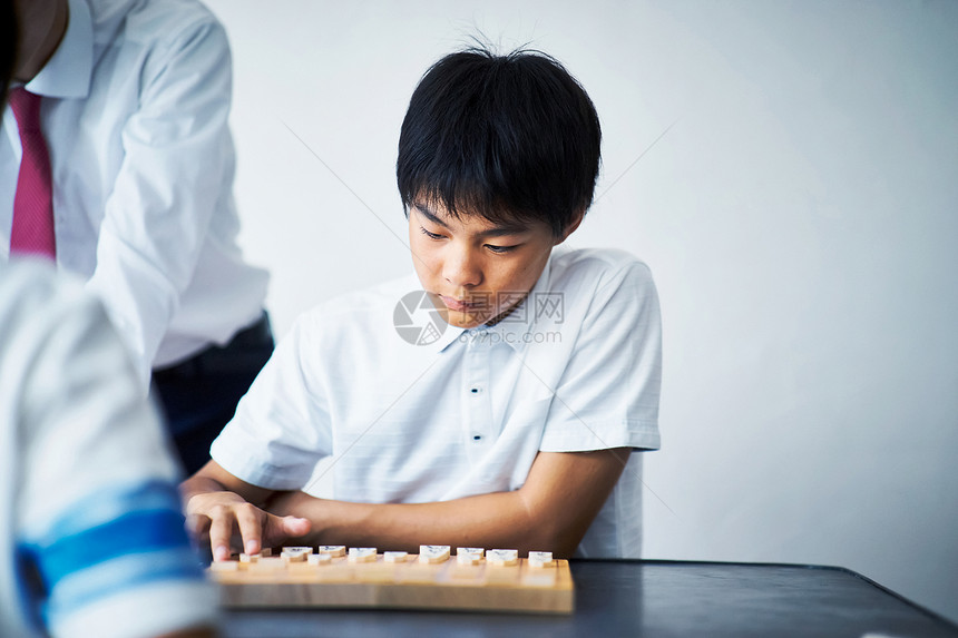 学习下棋的男孩图片