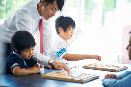 指导学生下棋的教师图片