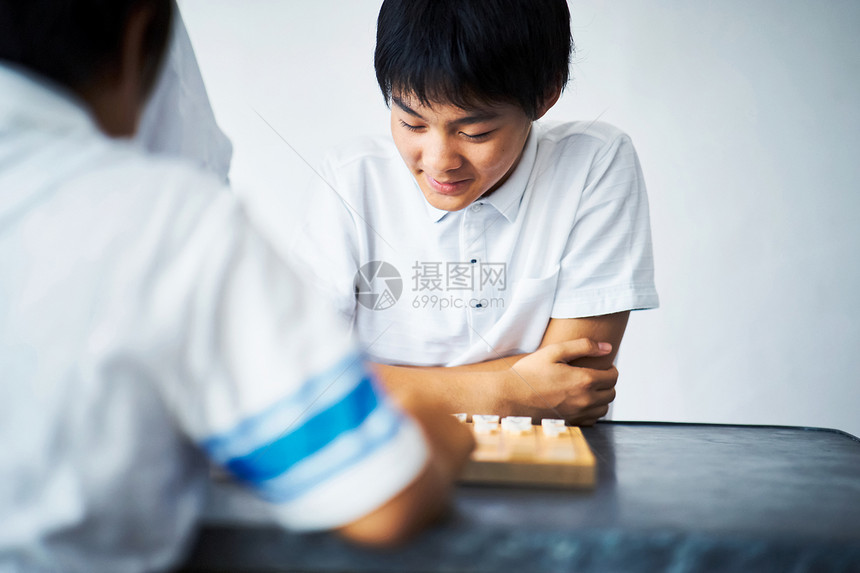 下棋的小男孩图片