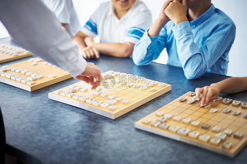 棋盘上下棋的手图片