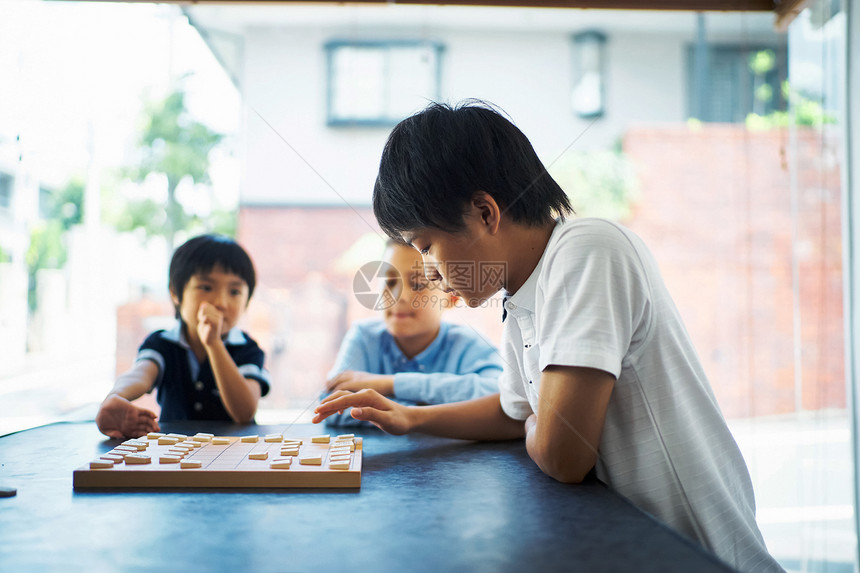 看着棋盘苦恼的小男孩图片