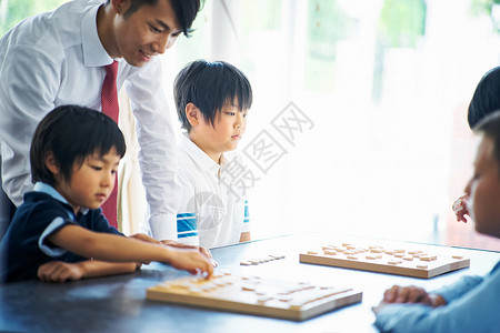 指导儿童下棋的老师图片