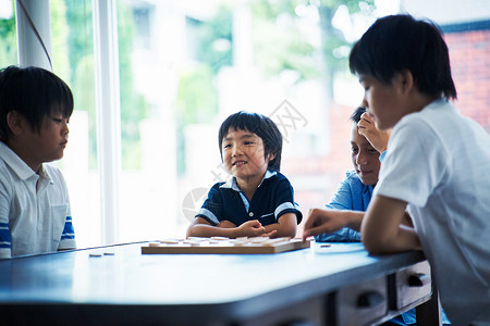 围观下棋的小男孩图片