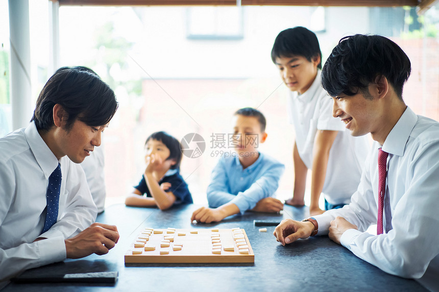 学习下棋的男孩图片