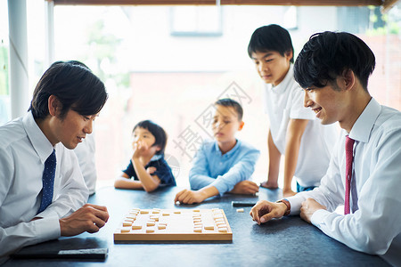 学习下棋的男孩图片