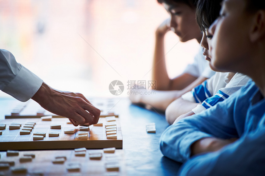 学习下棋的男孩图片