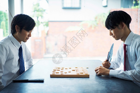 学习下棋的男孩沉思高清图片素材