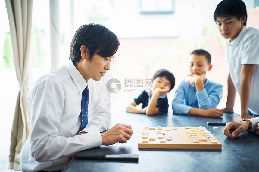 大人和孩子们下棋图片