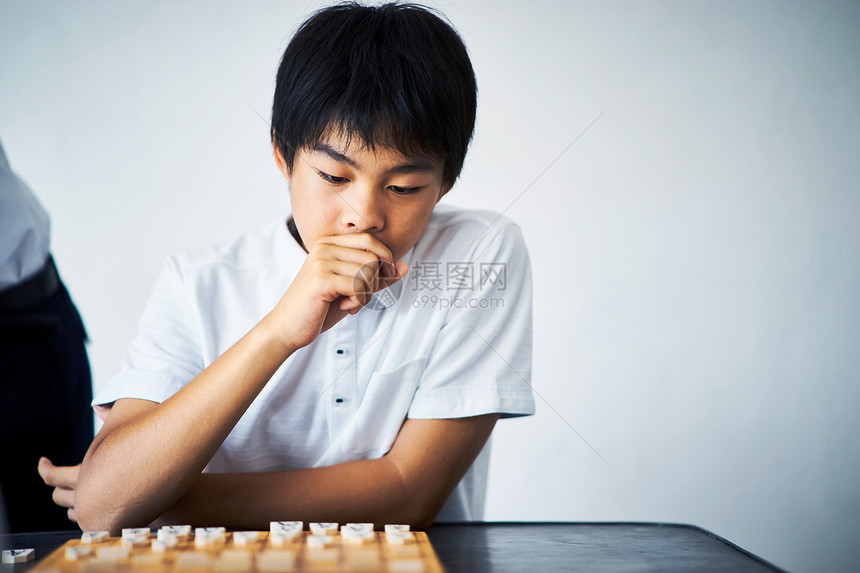 认真下棋的男孩图片