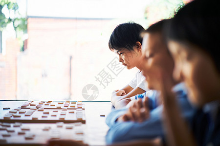 认真下棋的男孩图片