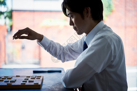 认真下棋的男性日本棋子高清图片素材