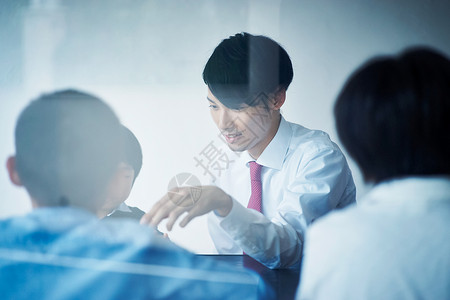 男人教孩子下棋图片