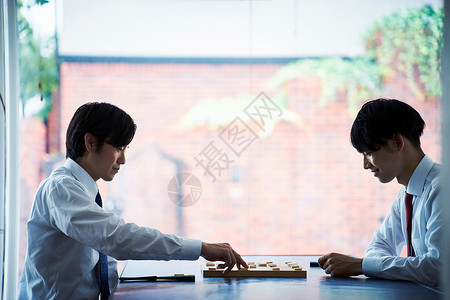 二个男人在下棋中心高清图片素材