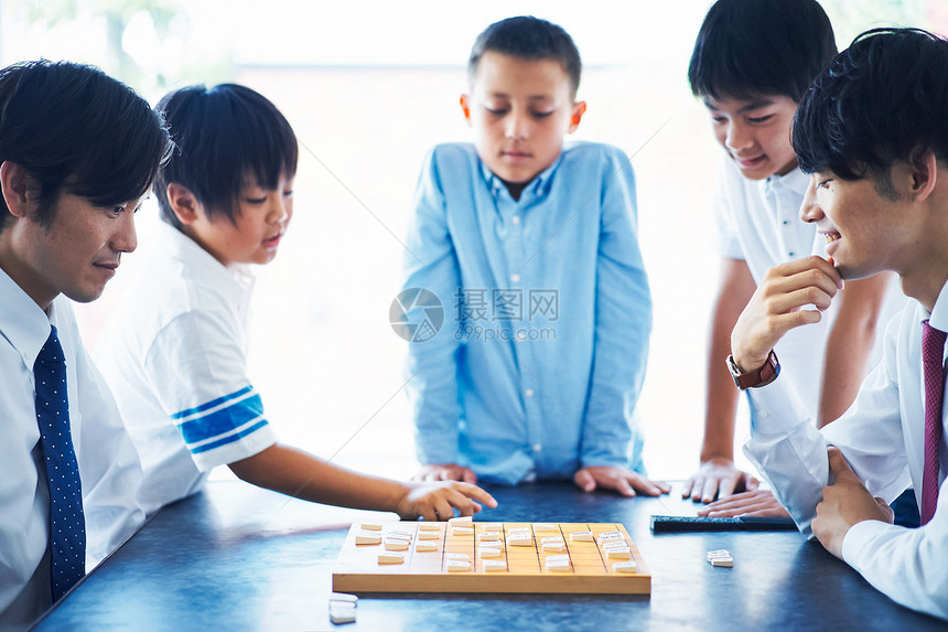 认真下棋的男性图片