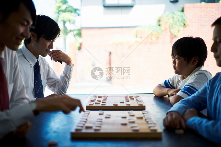 一起下棋的大人和小孩图片