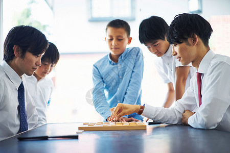 一起下棋的大人和小孩图片