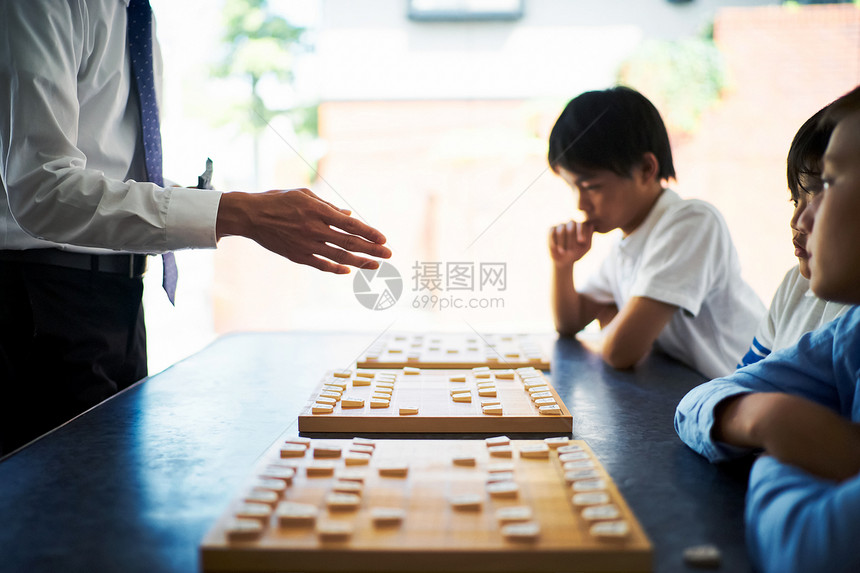 认真下棋的男性图片