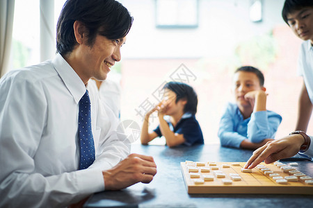 日本将棋棋子观看笑容男子指着将棋图片