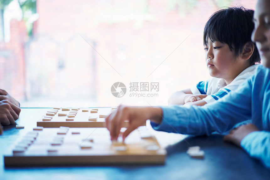 同伴伙伴沉思一个学习将棋的男孩图片