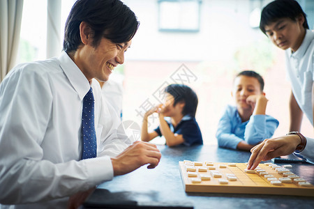 胸像老师将棋棋子男子指着将棋图片