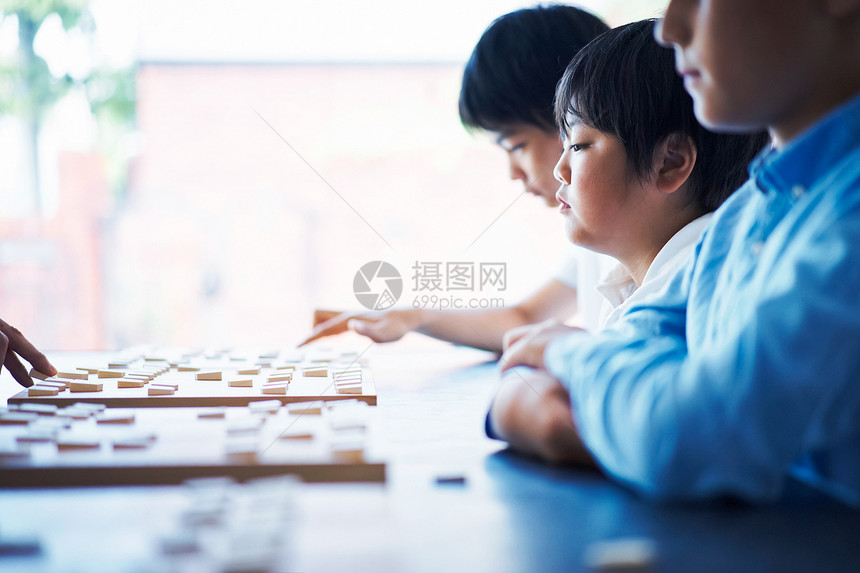 学生正在下棋图片