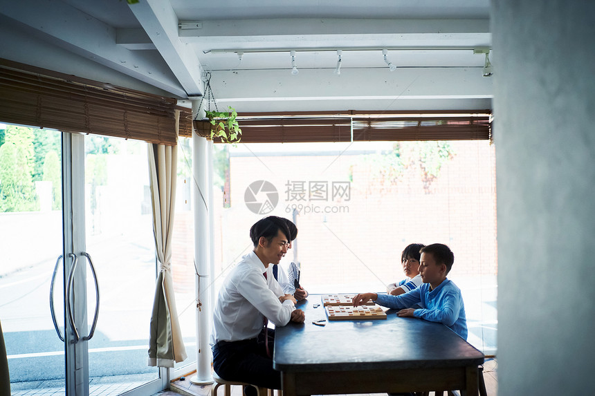 学生正在下棋图片