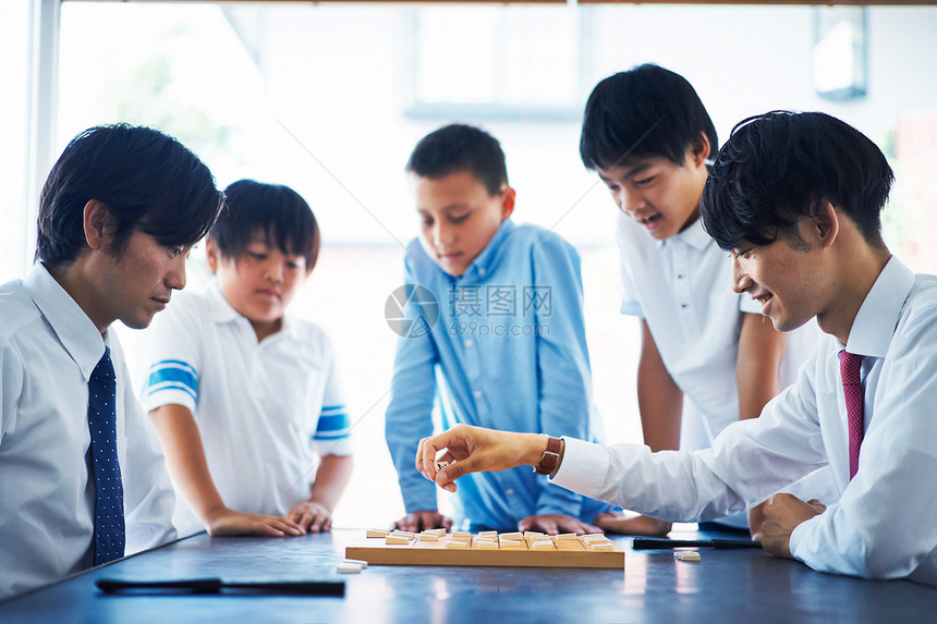 学生正在下棋图片