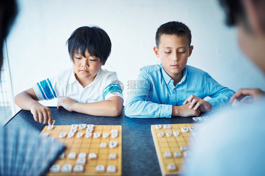 学生正在下棋图片