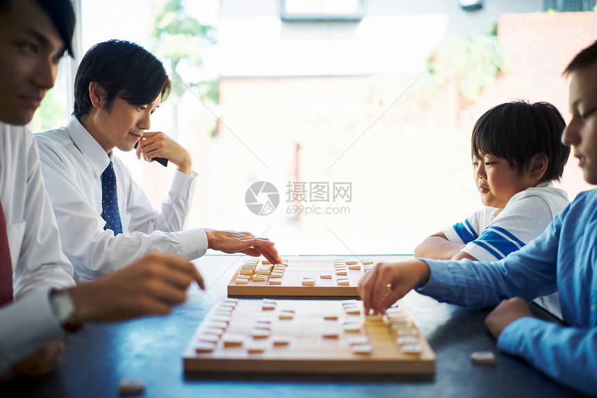 老师在跟学生下棋图片