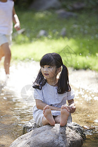 小孩选择聚焦孩子们实地考察小溪图片