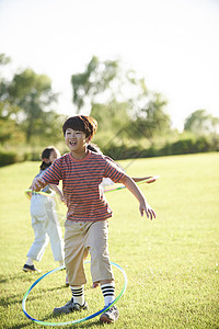 小孩成年男子纯净的孩子们呼啦圈图片