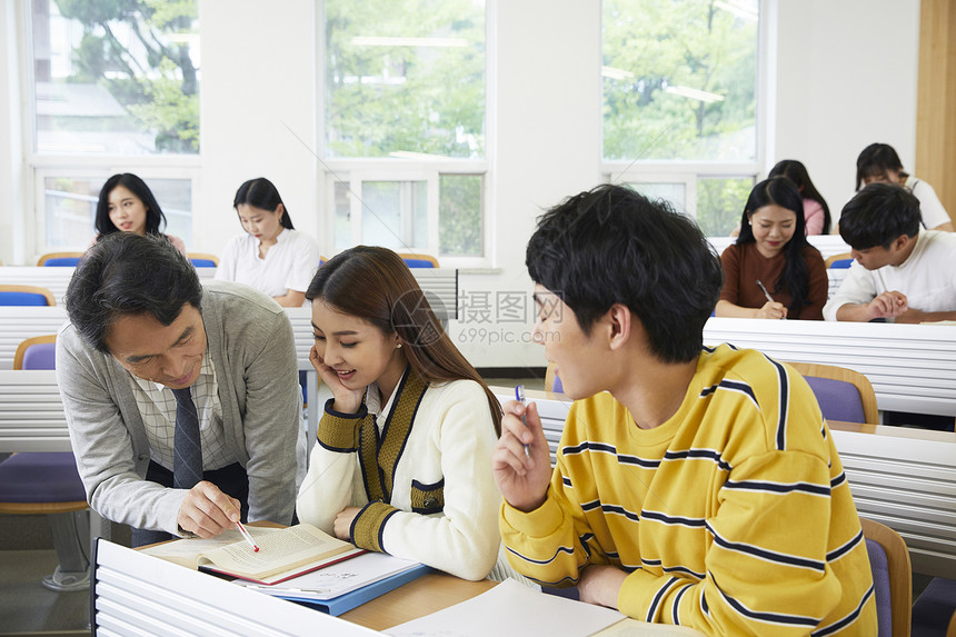 老师指正学生作业图片