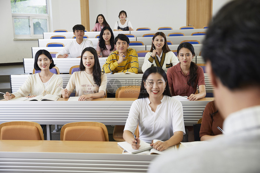 学生们认真听课图片