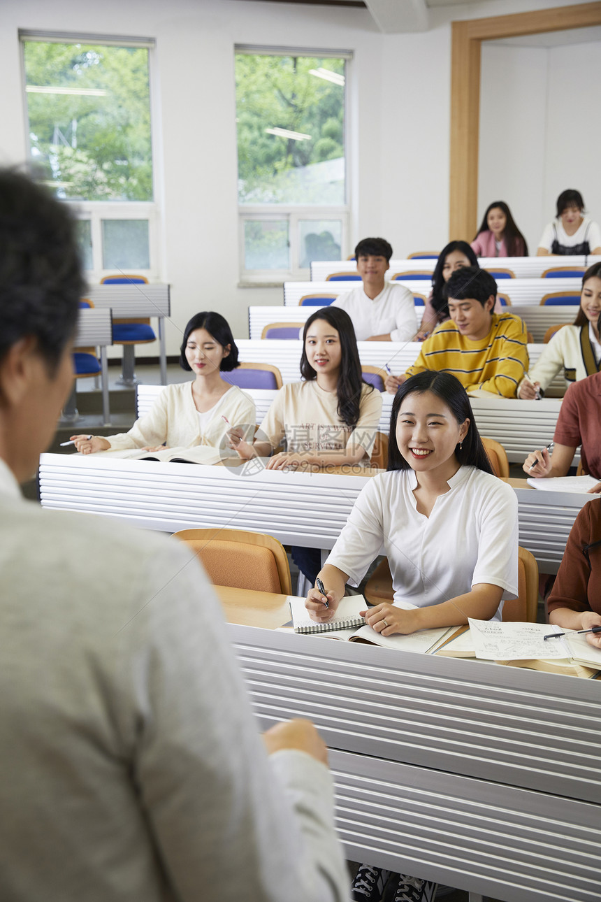 学生们认真听课图片