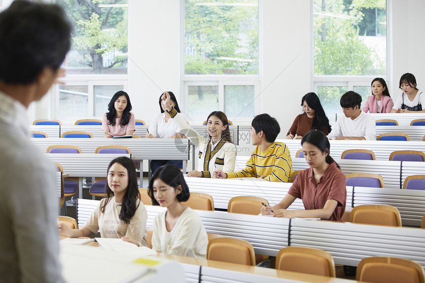 教授和大学生讨论问题图片