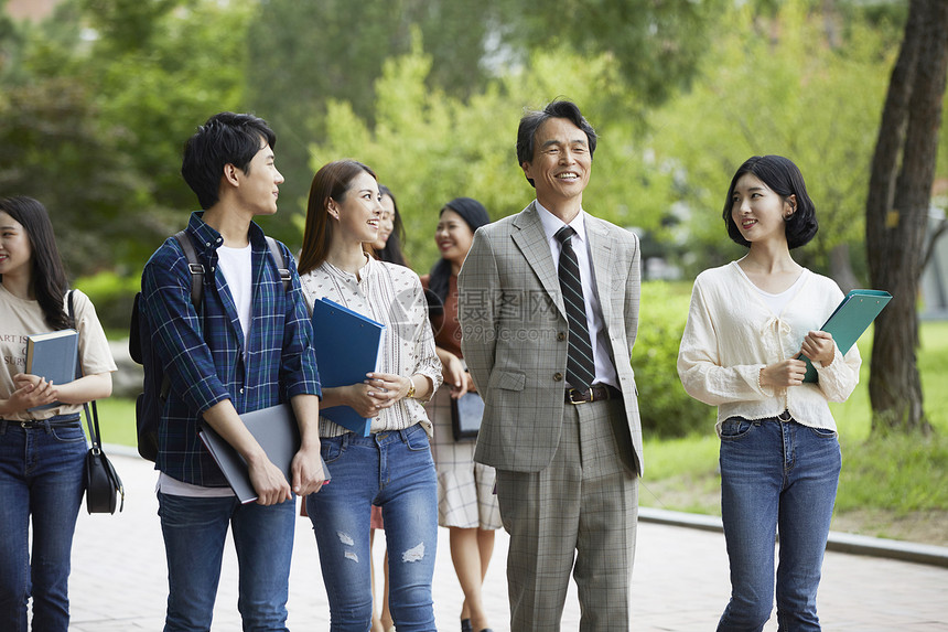 大学教授和学生们走在一起探讨交流图片