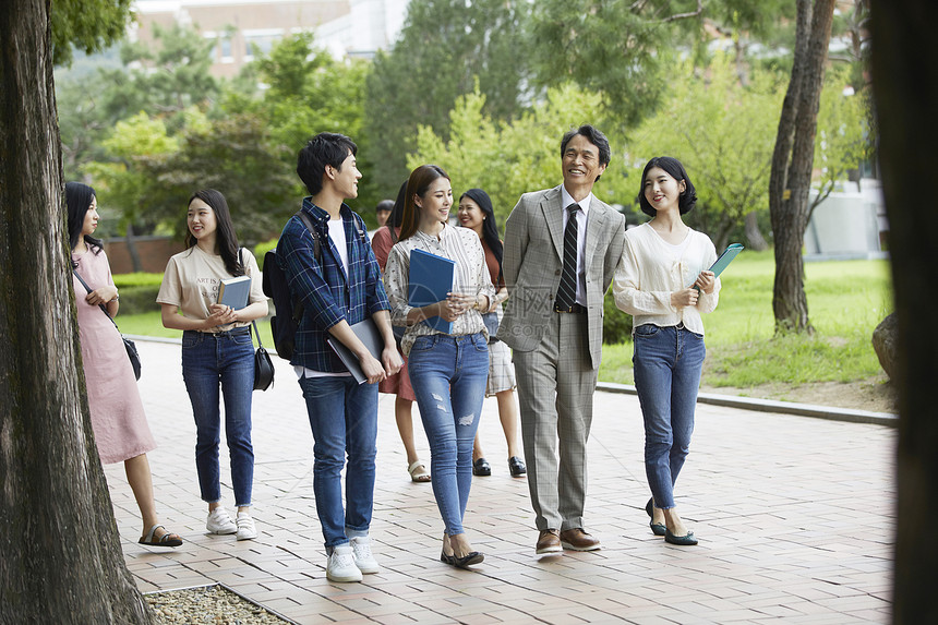 大学教授和学生们走在一起探讨交流图片