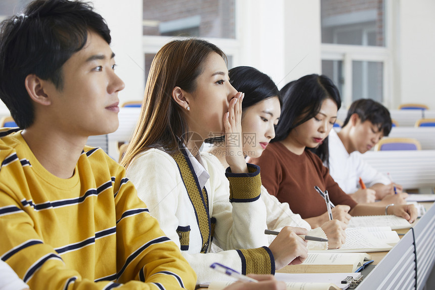 大学课堂上的同学们图片